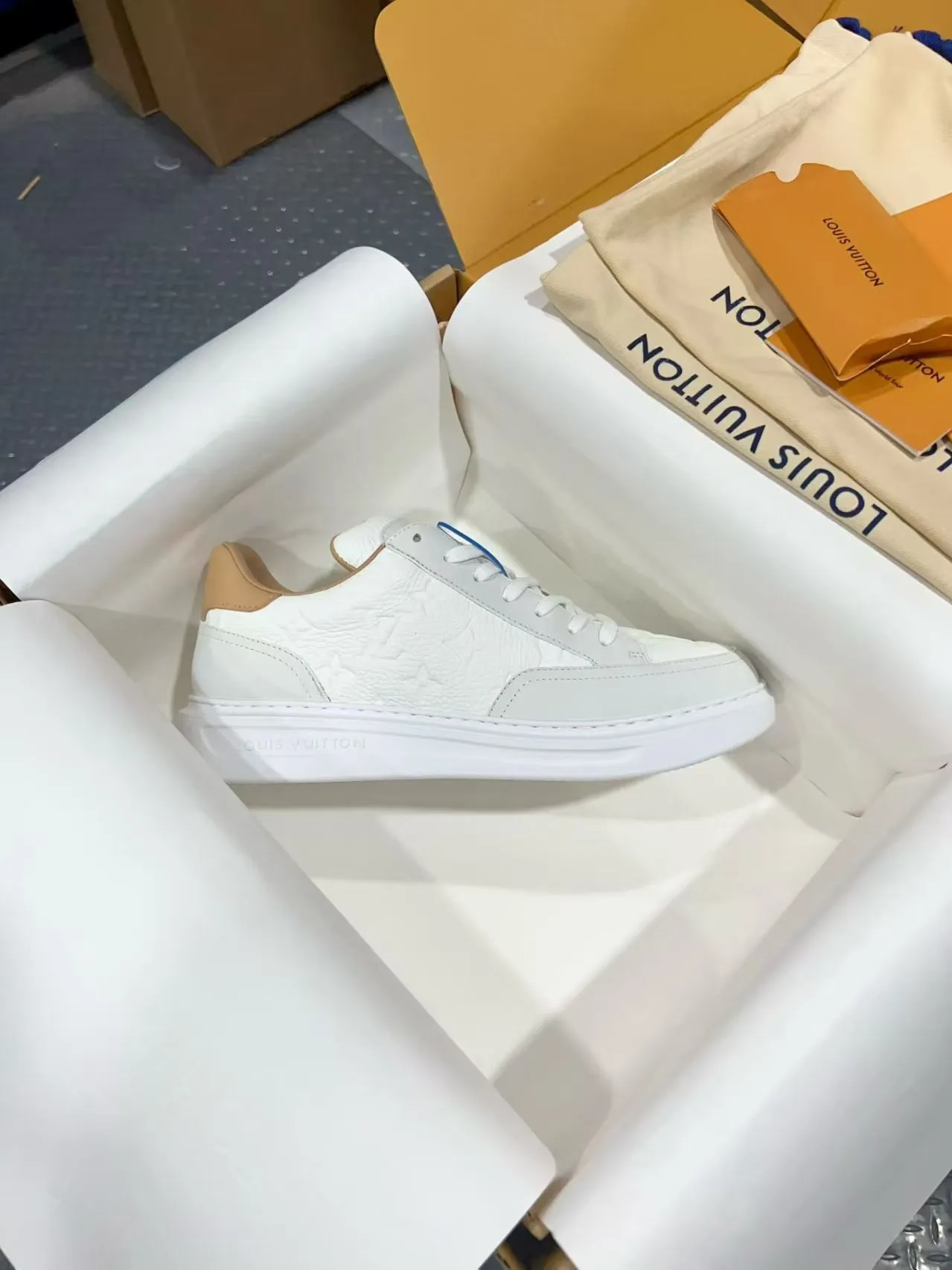 👟👟Ex-factory price 640👟👟 Vuitton Louis Vuitton Beⅴerly Hⅰll men's casual sports shoes white shoes —————————— Good looks and handsome feet, every color is huge and beautiful! A must-have item for fashionistas 🛍 Original custom-made embossed grained calfskin (not superfiber leather on the market, everyone needs to distinguish it!) symmetrical old pattern washed denim; all accessories and accessories are customized according to the original 1:1. Even the color matching of the shoelaces is customized 1:1. Original identical private model TPU outsole. Many clever little designs must have the original version to see that they are well done. The quality lies in the details! The original consistent chip tag can be directly entered into the LV official website 😏 Purchasing agent for ceiling level. Full set of Jingmei aircraft box packaging. Please look for our quality‼ ️ Please pay attention to distinguish the currency materials on the market! Code number: 37-45